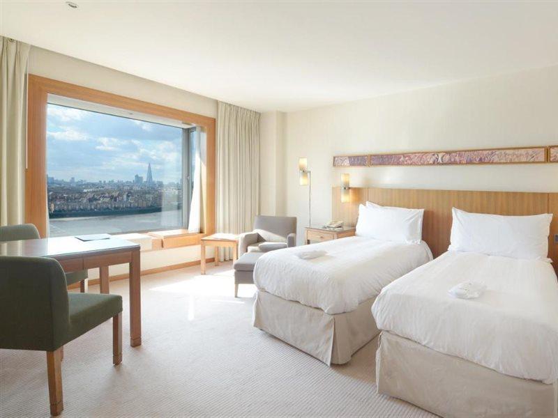 Canary Riverside Plaza Hotel Лондон Екстер'єр фото A room at the hotel