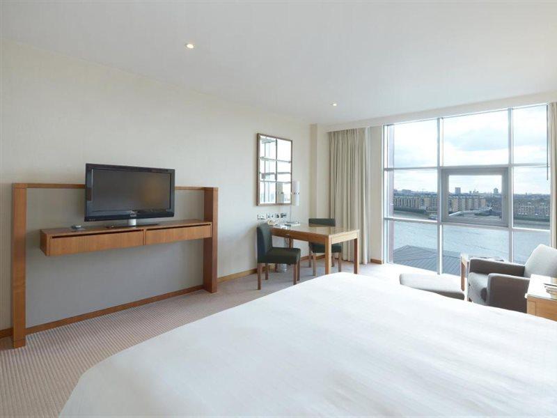 Canary Riverside Plaza Hotel Лондон Екстер'єр фото A room at the Hilton London Heathrow