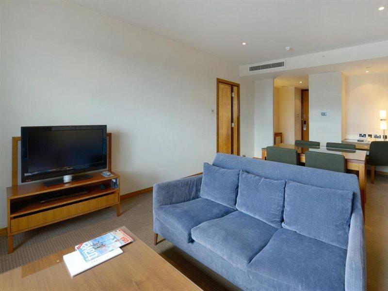Canary Riverside Plaza Hotel Лондон Екстер'єр фото A living room in a serviced apartment