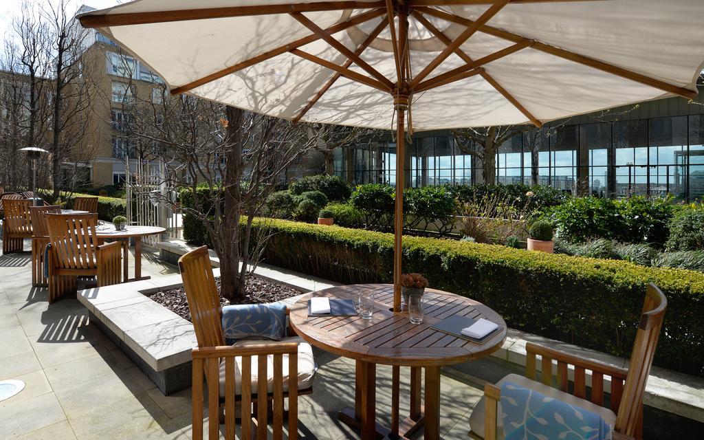 Canary Riverside Plaza Hotel Лондон Екстер'єр фото The garden at the hotel