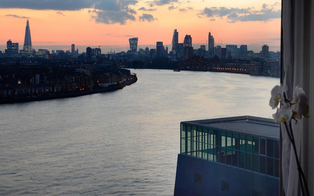 Canary Riverside Plaza Hotel Лондон Екстер'єр фото View of the East River from a residential building in Long Island City