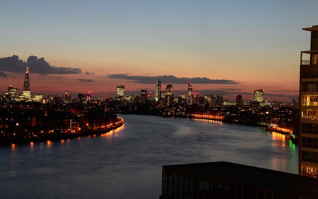 Canary Riverside Plaza Hotel Лондон Екстер'єр фото View of the East River from the East River Promenade