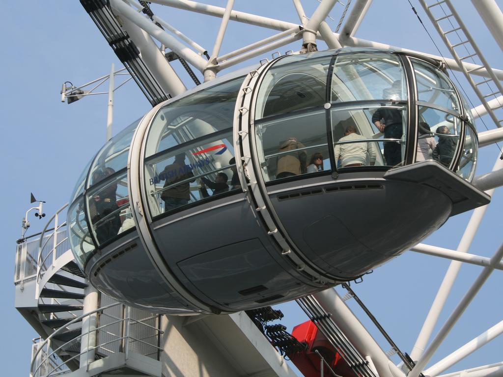 Canary Riverside Plaza Hotel Лондон Екстер'єр фото A capsule of the London Eye