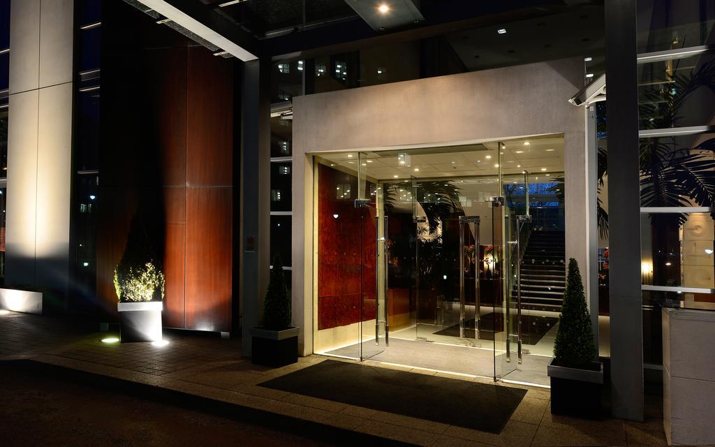 Canary Riverside Plaza Hotel Лондон Екстер'єр фото Entrance to the hotel