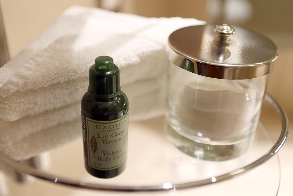 Canary Riverside Plaza Hotel Лондон Екстер'єр фото L'OCCITANE Verbena Hand Cream