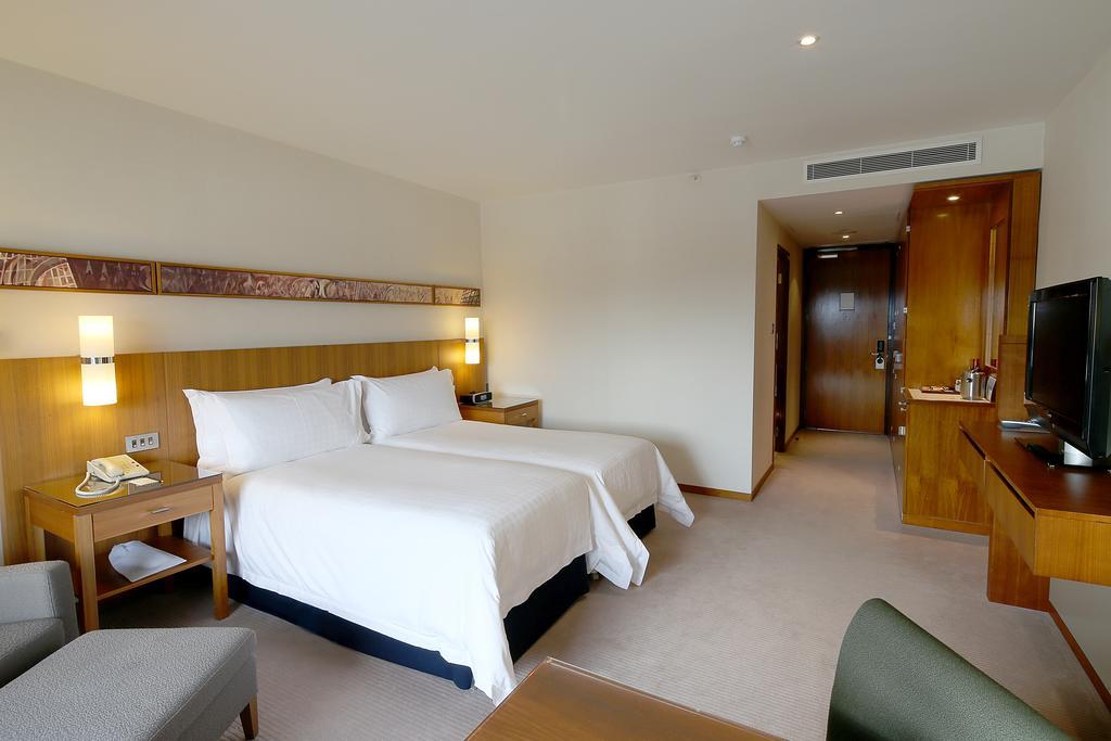 Canary Riverside Plaza Hotel Лондон Екстер'єр фото A room at the hotel