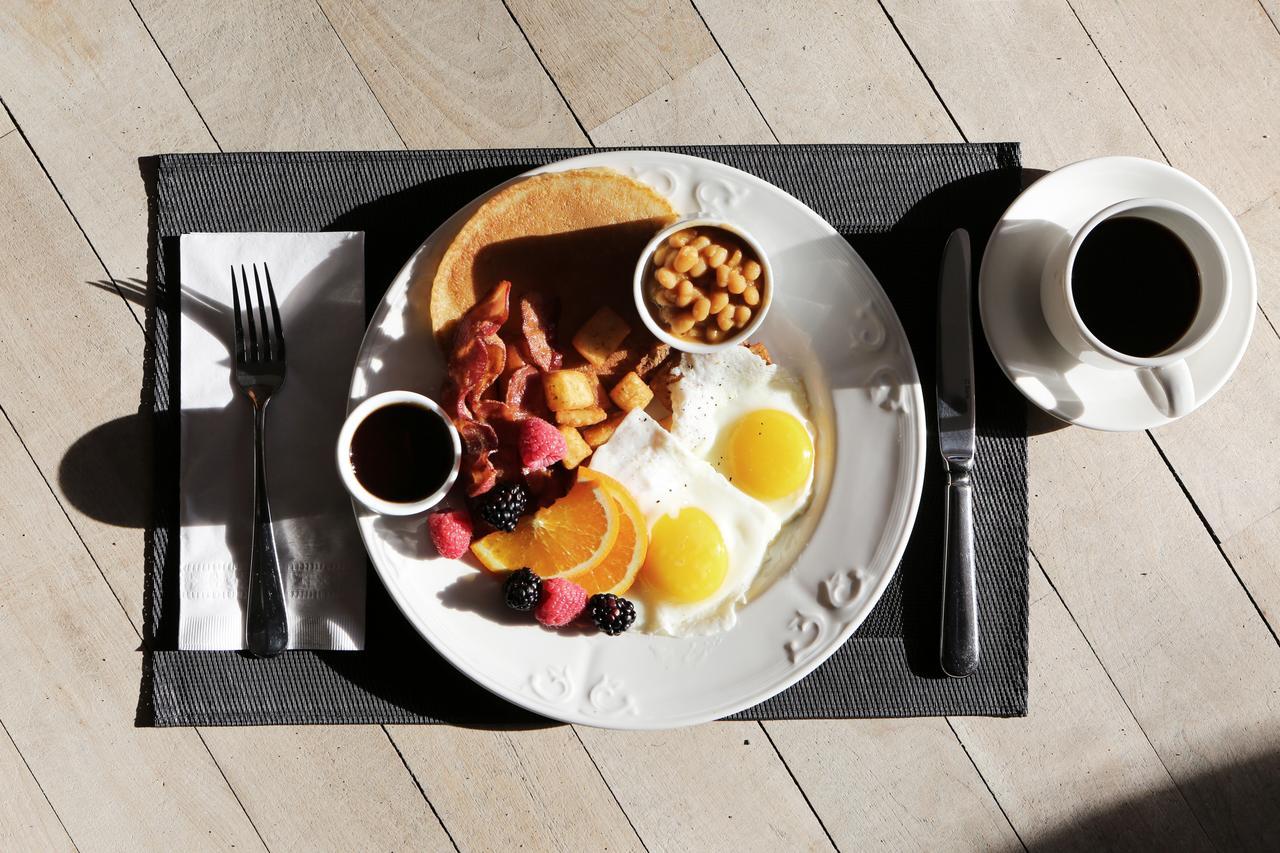 Canary Riverside Plaza Hotel Лондон Екстер'єр фото A typical American breakfast