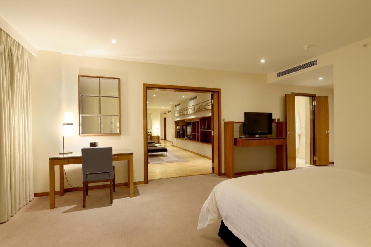 Canary Riverside Plaza Hotel Лондон Екстер'єр фото A suite at the Conrad Dubai